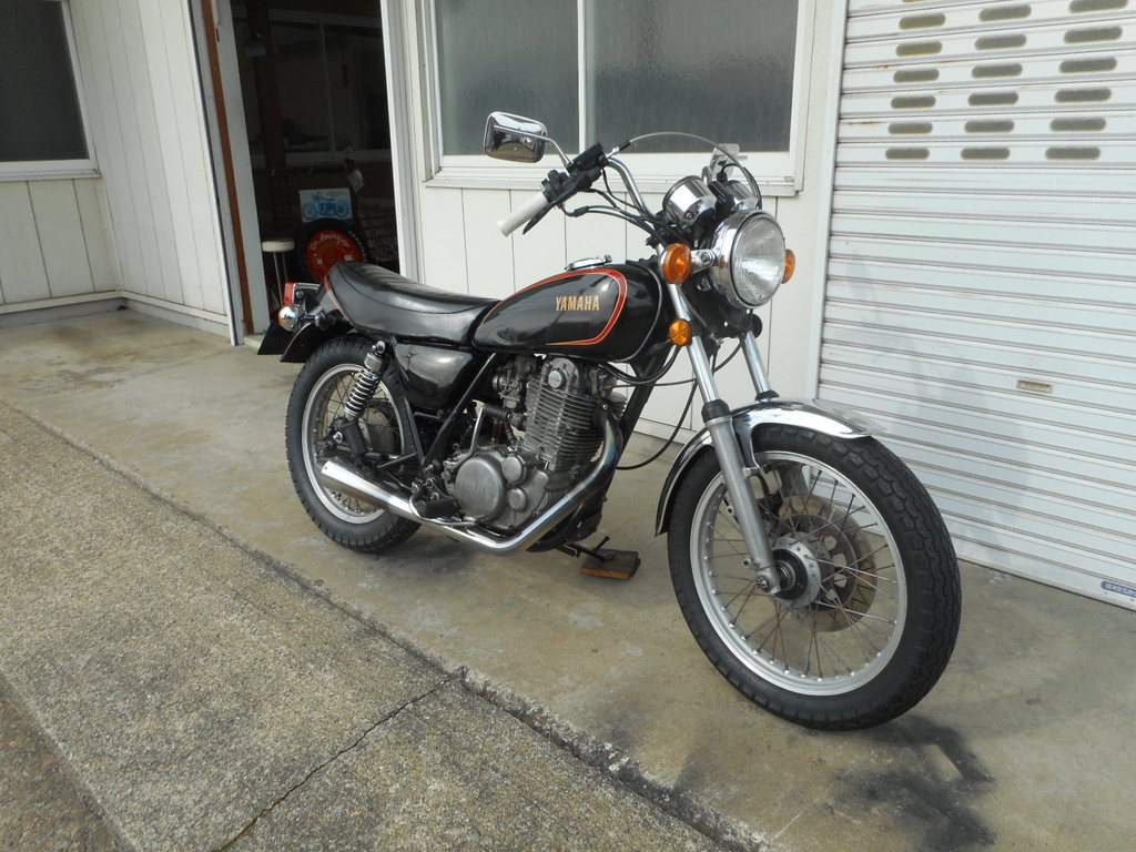 カスタムバイク紹介: ヤマハ SR400 カフェレーサー